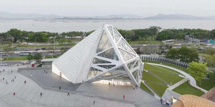 Various Associates crea una tienda insignia con forma de pirámide irregular para DJI