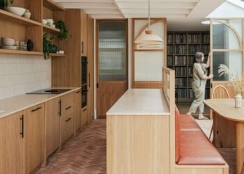 Ocho cocinas de viviendas revestidas con suelos de ladrillo táctil