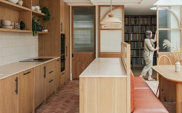 Ocho cocinas de viviendas revestidas con suelos de ladrillo táctil