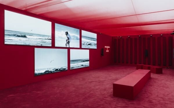 LG OLED y John Akomfrah presentan una instalación cinematográfica en Frieze London