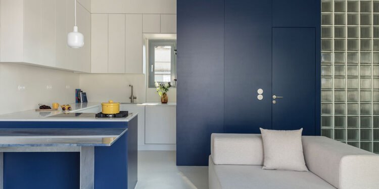 Un apartamento en Atenas de los años 60 reinventado para la vida moderna
