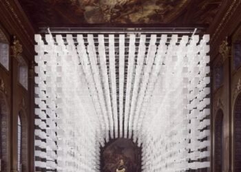 Melek Zeynep Bulut instala un «portal» suspendido en el Painted Hall de Londres