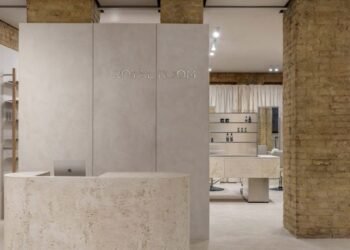 Bude Architects descubre ladrillos de arcilla históricos para la sala de exposición de cosméticos de Kyiv