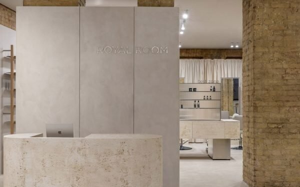 Bude Architects descubre ladrillos de arcilla históricos para la sala de exposición de cosméticos de Kyiv