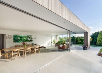 Una ampliación moderna amplía una casa de mediados de siglo en Winchester