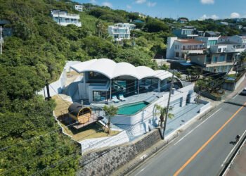 Una villa costera japonesa en la playa de Akiya inspirada en el océano