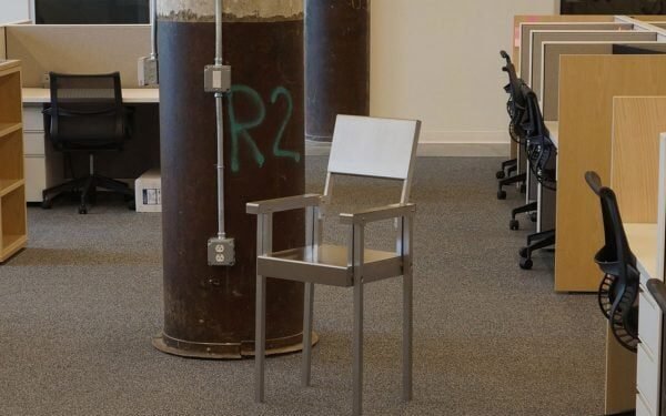 Michael Candy crea una silla robótica para caminar que «deambula» por el espacio