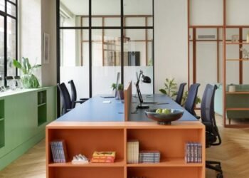 La oficina de Drama Republic de Emil Eve Architects presenta colores de mediados de siglo