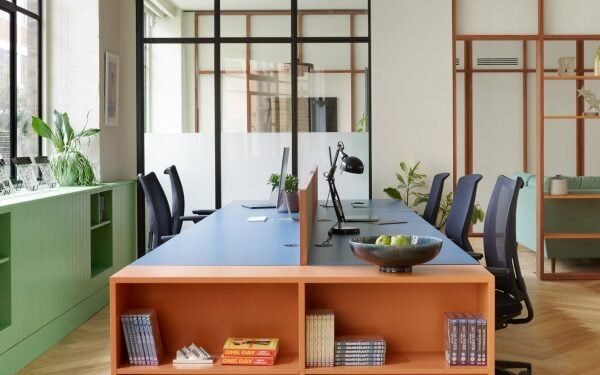 La oficina de Drama Republic de Emil Eve Architects presenta colores de mediados de siglo