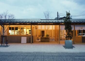 Cafetería y tienda de dulces Funamachi Base diseñada como «extensión del parque»