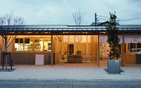 Cafetería y tienda de dulces Funamachi Base diseñada como «extensión del parque»