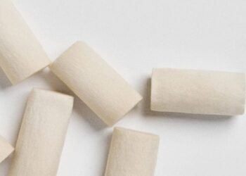 Gob crea tapones para los oídos de micelio diseñados para «alimentar la tierra» después de su uso