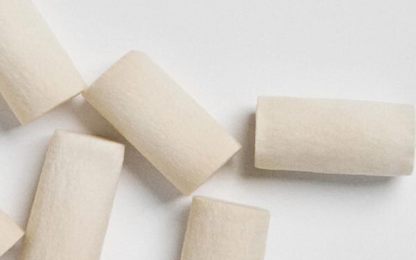 Gob crea tapones para los oídos de micelio diseñados para «alimentar la tierra» después de su uso