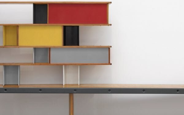 Las bibliotecas de Charlotte Perriand contrarrestan los muebles «bastante elitistas» de Corbusier