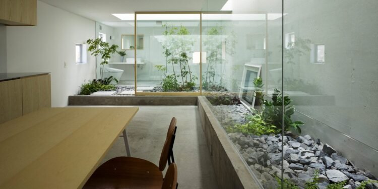 Siete baños transparentes para hogares que lo comparten todo