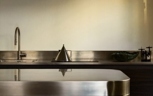 Joris Poggiolio renueva un apartamento de la «era de Napoleón» en París