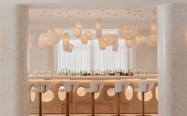 El encalado hotel Mondrian Ibiza se alza sobre la bahía de Cala Llonga