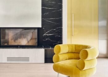 Raúl Sánchez Arquitectos añade un «cubo de cocina» a una casa española