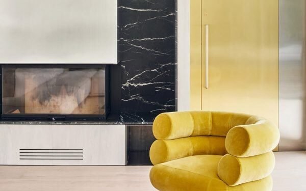 Raúl Sánchez Arquitectos añade un «cubo de cocina» a una casa española