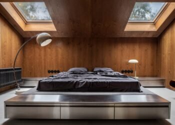 Ocho habitaciones envueltas en paneles de madera táctiles.