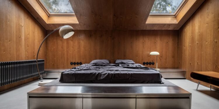 Ocho habitaciones envueltas en paneles de madera táctiles.