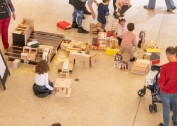 Replay es un «juego de arquitectura interactivo» que utiliza materiales de desecho