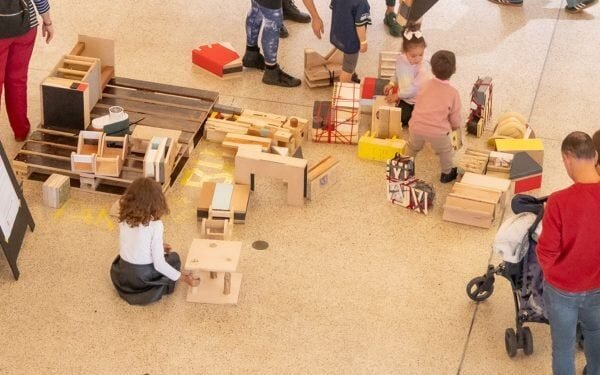 Replay es un «juego de arquitectura interactivo» que utiliza materiales de desecho