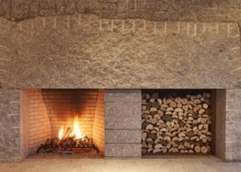 Diez salas de estar con cálidas chimeneas para protegerse del frío