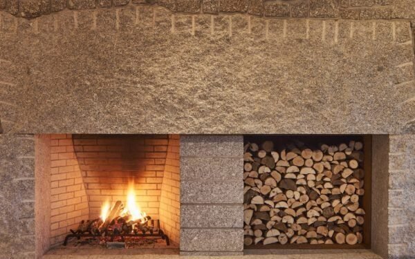 Diez salas de estar con cálidas chimeneas para protegerse del frío