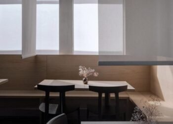 Future Simple Studio crea un restaurante de sushi «brutalista y sereno»