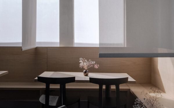 Future Simple Studio crea un restaurante de sushi «brutalista y sereno»