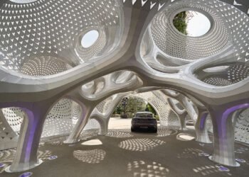 Un pabellón geométrico para Porsche hecho de 6.380 tiras de aluminio