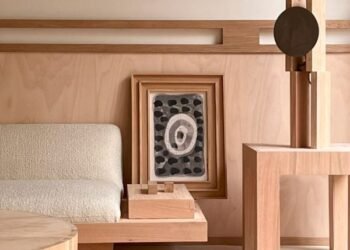 Policronica elabora el interior de un hotel parisino utilizando «madera invasiva»