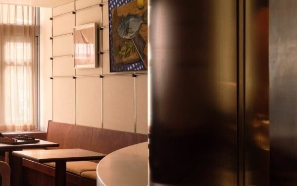 EBBA y Charlotte Taylor diseñan un bar de escucha en Londres «dedicado al sonido»