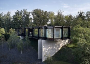 Villa Sidonius es una casa inspirada en un puente que sobresale sobre la ladera