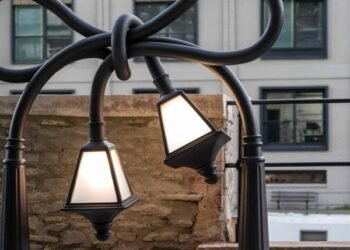 Alex Chinneck crea mobiliario urbano distorsionado para Bristol