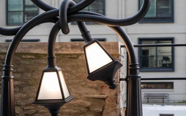 Alex Chinneck crea mobiliario urbano distorsionado para Bristol