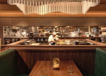 Michael Hsu llena el restaurante de Houston con madera oscura y detalles verdes