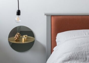 Ocho dormitorios con mesitas de noche que aportan un toque moderno