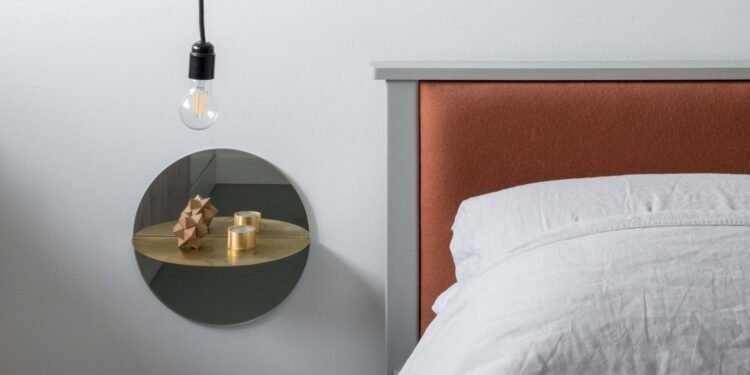 Ocho dormitorios con mesitas de noche que aportan un toque moderno