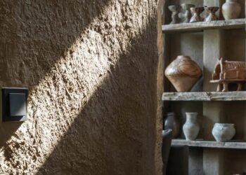 Makhno Studio crea paneles de arcilla transpirables para mejorar la calidad del aire interior