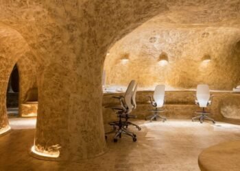 Javier Senosiain Arquitectos crea oficina «cueva iluminada» en México