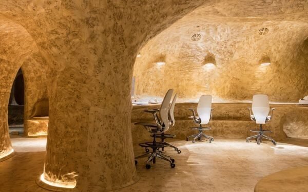 Javier Senosiain Arquitectos crea oficina «cueva iluminada» en México