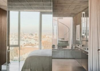 Ocho habitaciones minimalistas revestidas con superficies de hormigón visto.