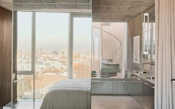 Ocho habitaciones minimalistas revestidas con superficies de hormigón visto.