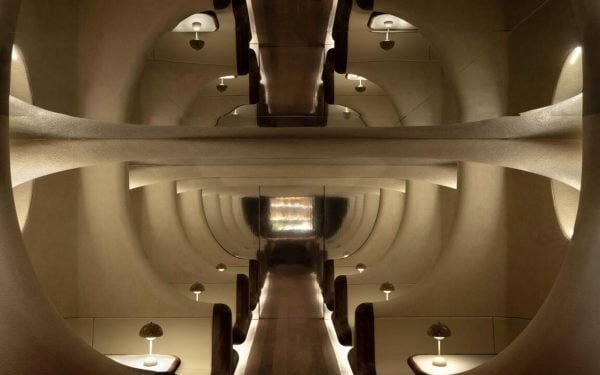 Cisternas subterráneas informan el interior del Artifact Bar de Hong Kong