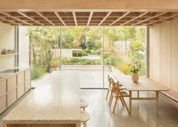 Ocho interiores donde los techos enrejados sirven como elemento decorativo