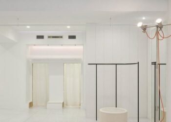 Shogo Onodera transforma las superficies existentes en la boutique IZA Tokyo