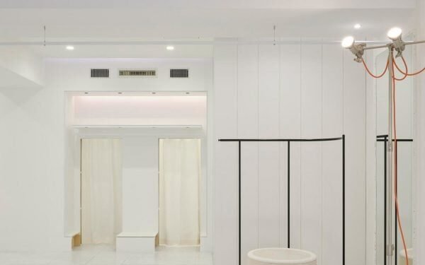 Shogo Onodera transforma las superficies existentes en la boutique IZA Tokyo