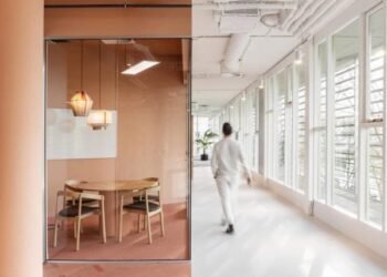 Firm Architects diseña oficina para evocar la «batalla entre el agua y la arcilla»